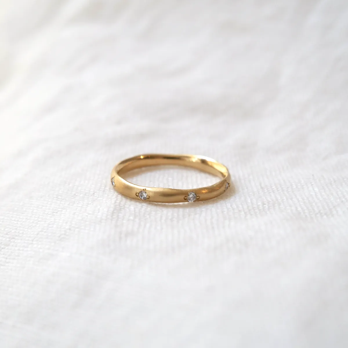 Delicate Wavy Band - Diamonds